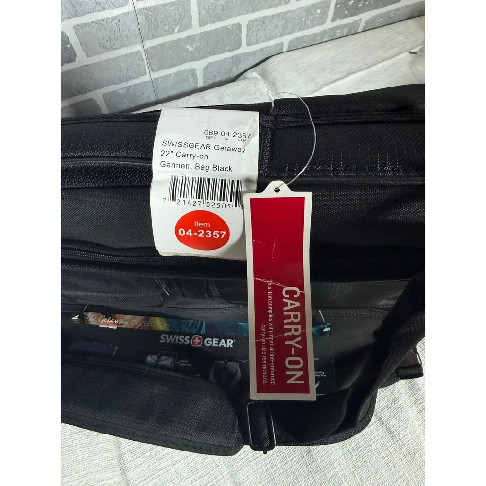 SwissGear‎ Getaway 22 Carry-on Garment Bag Black Tri-Fold Travel Sleeve NWT